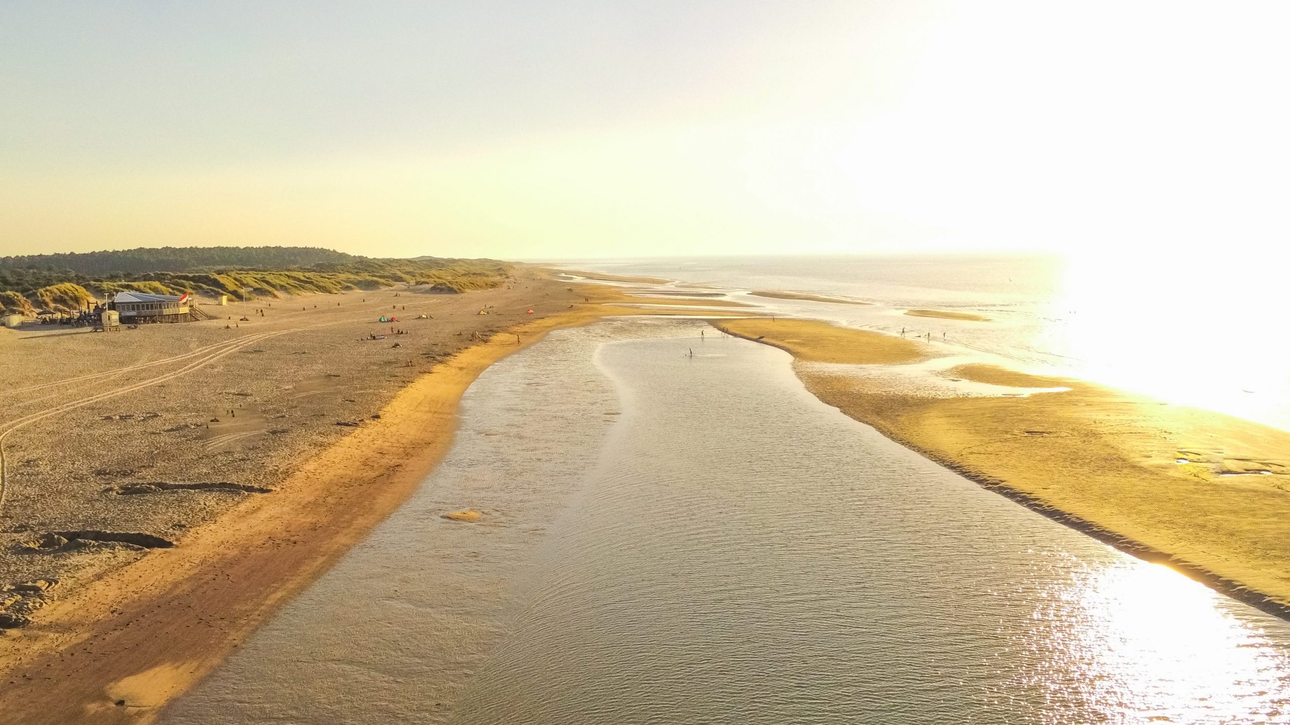 Der weite offene Strand von Oranjezon in den Niederlanden bietet sich für einen langen Strandspaziergang an
