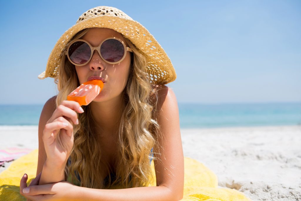 Passende sommerliche Kopfbedeckung und ein wenig Abkühlung am Strand